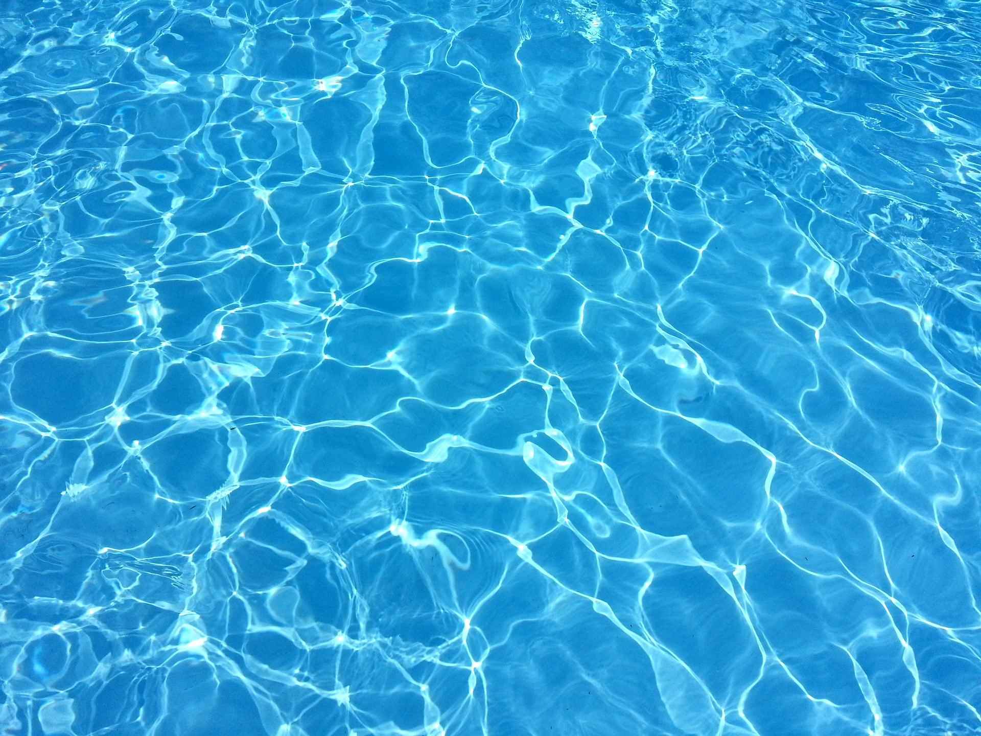 Blick auf ein Poolwasser